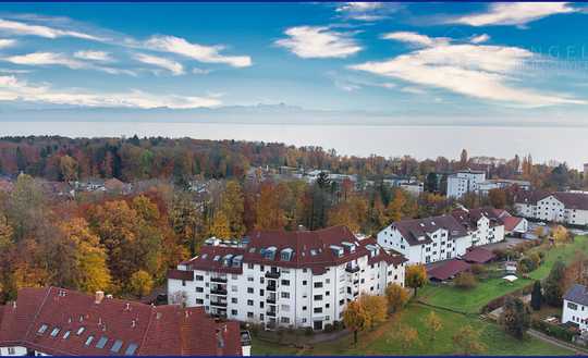 Lichtdurchflutetes Dachgeschoss mit Alpenblick und Seeschnipsel – ruhiges Wohnen in Friedrichshafen