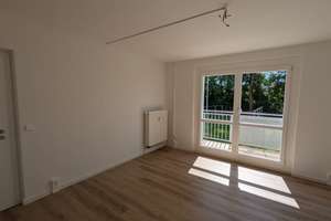 Helle sanierte Wohnung mit Balkon und Blick in die begrünte Umgebung