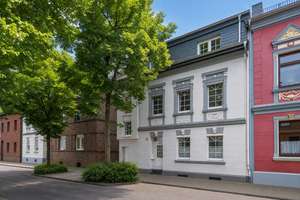 Siegburg-Zentrum! Hochwertiges Einfamilienhaus mit Stellplätzen