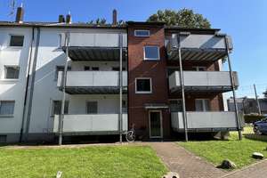 --preiswert-frisch gestrichen+ sauber--hell--Bad mit Fenster--