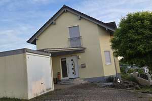 Freistehendes 5-Zimmer-EFH mit Garage, Terrasse und EBK in ruhiger Lage in Neckarbischofsheim 