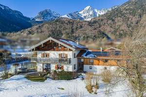 Rarität in malerischer Lage:
Einzigartiges Anwesen im Landhaus-Stil mit Gästebereich und Alpenblick – Die vollständige Adresse der Immobilie erhältst du vom Anbieter., 83259 Schleching – Vorschaubild 2