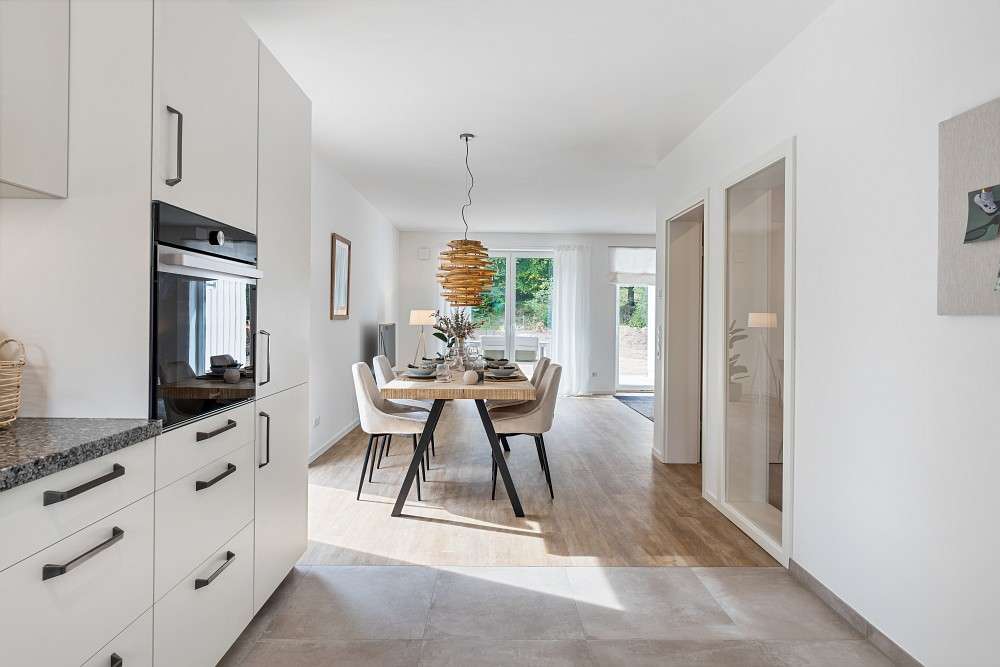 Immobilie in Hoisdorf - Erstbezug: Hochwertige Doppelhaushälfte in zweiter Reihe mit idyllischem Garten - Bild 2