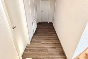 Liebevoll renovierte Haushälfte mit ca. 95 m², großer Terrasse & Waldrandlage