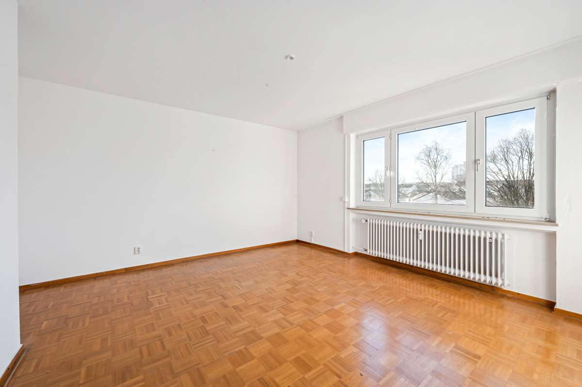 Attraktive Zwei-Zimmer-Wohnung mit Balkon und Aufzug zur Renovierung, Stuttgart – Bild 3