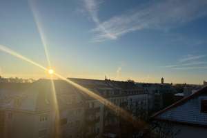 Helle Dachgeschosswohnung mit Bergblick, in Thalkirchen, zur Zwischenmiete – Emil-Geis-Straße 18, 81379 Thalkirchen, München – Vorschaubild 1