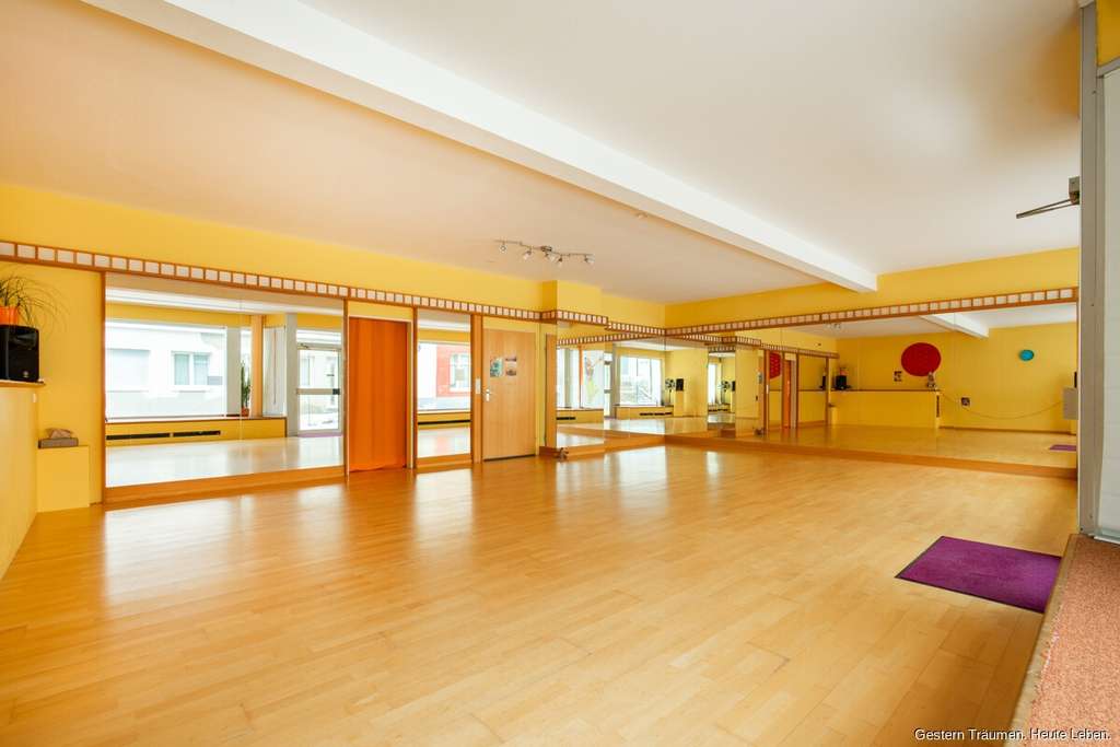 Immobilie in Titisee-Neustadt - Wohn- und Geschäftshaus mit 3 Einheiten mit Optimierungspotenzial mitten in Neustadt zu verkaufen - Bild 2