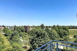 2‑Zimmer‑Wohnung mit großem Balkon und Blick ins Grüne – Die vollständige Adresse der Immobilie erhältst du vom Anbieter., 81827 Waldtrudering, München – Vorschaubild 1