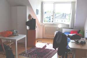 Romantisches 1-Raumappartment im DG mit Einbauküche, Bad und Diele! – Kurfürstenstr. 49, 45138 Essen – Vorschaubild 1