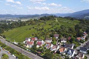 Großes Zweifamilienhaus mit Einliegerwohnung, Garagen, Hof und Garten in 79211 Denzlingen – Emmendingen (Kreis) – Vorschaubild 3