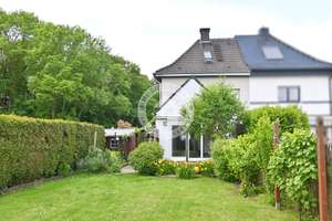 Charmante Doppelhaushälfte mit modernisiertem Wohnkomfort und Sonnengarten