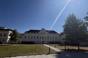 Wohnen in einer Burg: 2-Zimmer-Wohnung, mit Parkplatz und EBK in Wesseling, Berzdorf – Godorfer Burg 11, 50389 Wesseling – Vorschaubild 2
