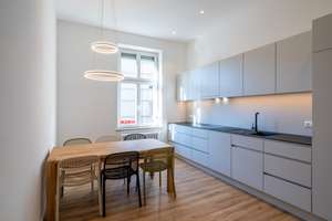 Großes WG-Zimmer (39,7 m²) für 1-2 Personen–Erstbezug-saniertes Altbaujuwel in bester Innenstadtlage