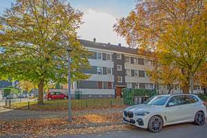 Gepflegtes Mehrfamilienhaus mit zwölf Wohneinheiten und 4 Garagen