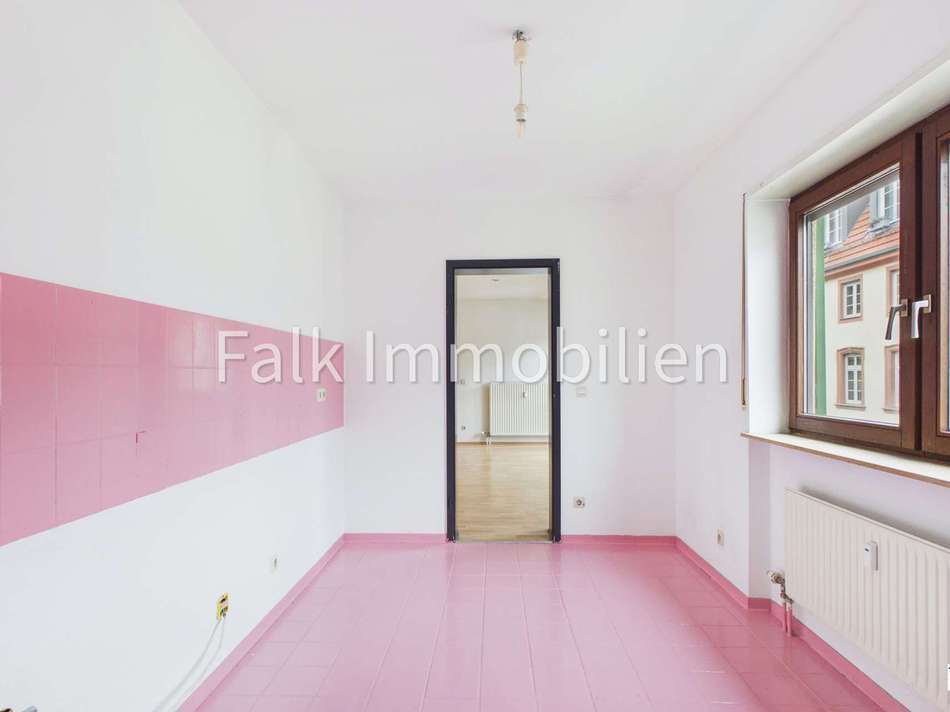 Küche mit angeschlossener Vorr