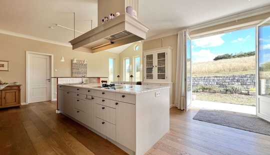 Bild von LUXUS-WOHNTRAUM ✨ Design, Raum & Energie in einer Villa – Neu-Anspach!