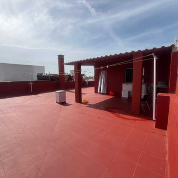 Zweistöckiges Haus mit Dachterrasse, Garage und Innenhof