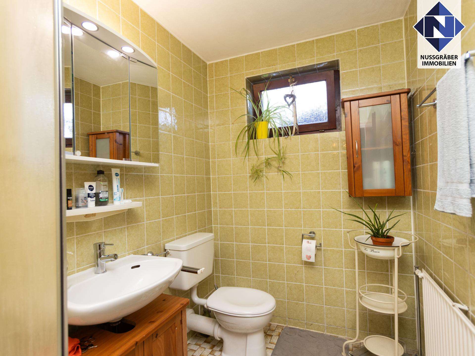 Immobilie in Frickenhausen - Familienparadies mit 7,5 Zimmern, offenem Kamin und großem Garten - Bild 1