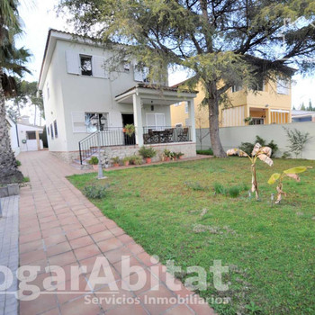 AUSSERGEWÖHNLICHE VILLA! GERÄUMIG UND HELL MIT GARAGE, PRIVATEM POOL UND TERRASSE