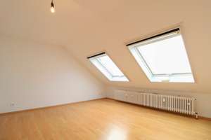 Lichtdurchflutete 3-Zimmer-Dachgeschosswohnung mit Stellplatz in Friedrichsdorf – Die vollständige Adresse der Immobilie erhältst du vom Anbieter., 61381 Friedrichsdorf – Vorschaubild 3