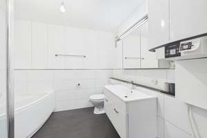 Helle 3-Zimmer-Wohnung mit Balkon, Garage und Treppenlift in Stuttgart-Weilimdorf – Die vollständige Adresse der Immobilie erhältst du vom Anbieter., 70499 Weilimdorf (Ortsteil), Stuttgart – Vorschaubild 9