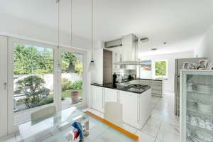 Lichtdurchflutete Traumvilla mit Indoor-Pool und 2 Garagen in ruhiger Lage von Köln-Müngersdorf – Die vollständige Adresse der Immobilie erhältst du vom Anbieter., 50993 Müngersdorf, Köln – Vorschaubild 7