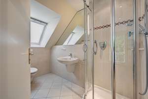 Ruhige 4-Zimmer-DG-Wohnung mit 2 Bädern, 2 Balkonen + Galerie in Waldtrudering – Die vollständige Adresse der Immobilie erhältst du vom Anbieter., 81827 Waldtrudering, München – Vorschaubild 14