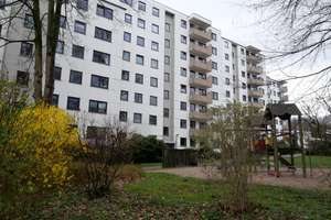 Vermietete, großzügige Eigentumswohnung mit Loggia und Balkon sowie Tiefgaragen-Stellplatz