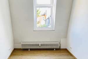 Bezugsfertige 2-Zimmer-Dachgeschosswohnung mit Gartenbenutzung ab sofort zu vermieten – Konrad-Broßwitz-Straße 25, 60487 Bockenheim, Frankfurt am Main – Vorschaubild 3
