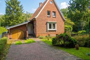 Charmantes, kleines, sanierungsbedürftiges Haus aus den 50`ern auf großem Grundstück.