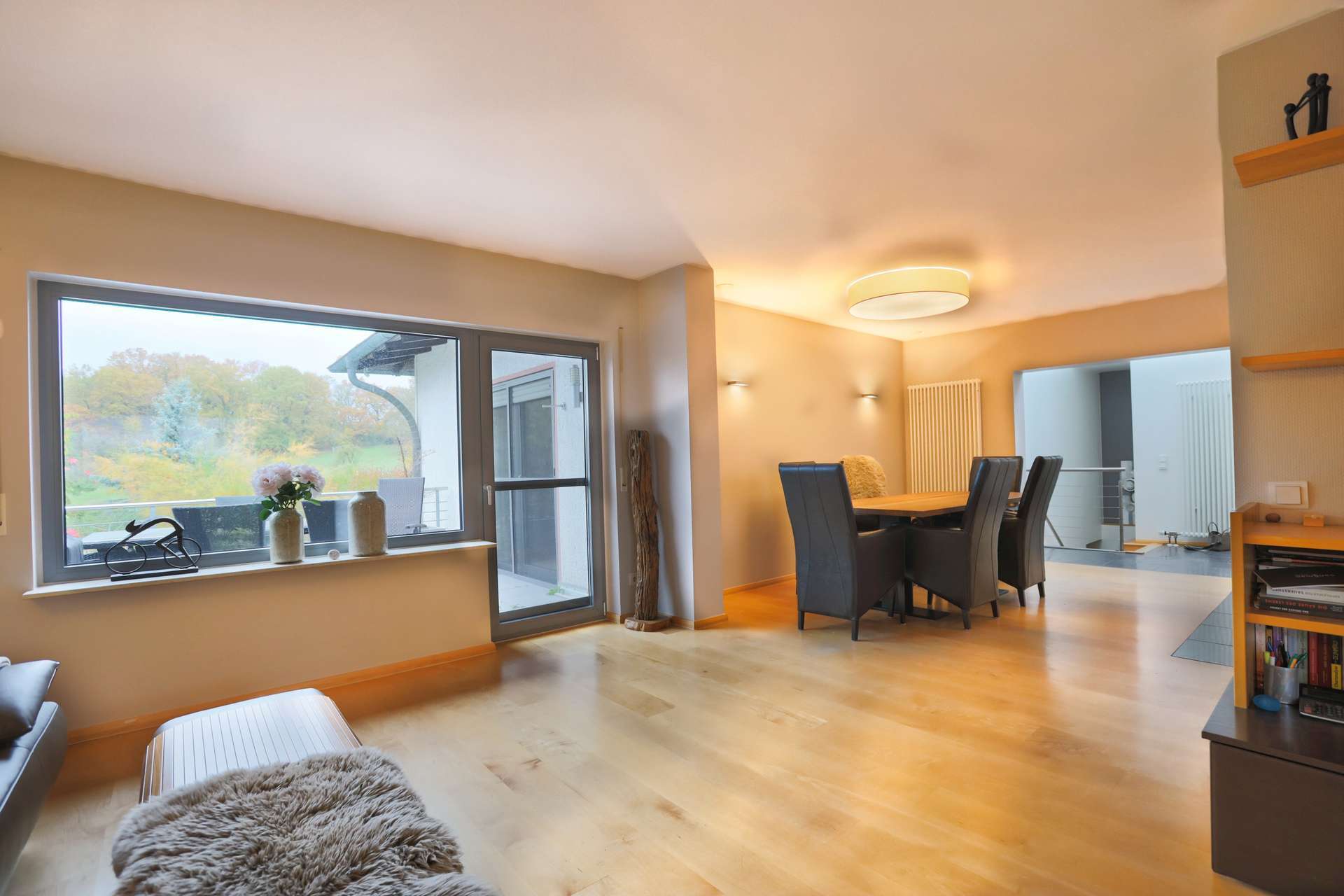 Immobilie in Hammersbach - Stilvoller Bungalow mit separater ELW, Doppelgarage & großem Grundstück - Bild 1