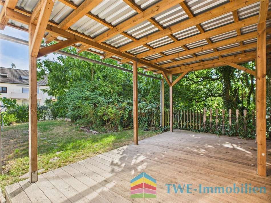 Überdachte Gartenterrasse