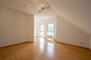 Charmante 2-Zimmer-DG-Wohnung mit Keller, Dachspitz und TG nahe Offenbacher Innenstadt & Mainufer – 63067 Ledermuseum, Offenbach am Main – Vorschaubild 4