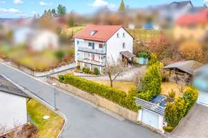 Fernsicht geboten! Gepflegtes Dreifam.-Haus mit zwei Garagen und Carport – Die vollständige Adresse der Immobilie erhältst du vom Anbieter., 92690 Pressath – Vorschaubild 3