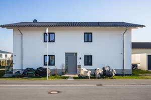 Neuwertiges Zweifamilienhaus im Neubaugebiet Volkertshausen – Die vollständige Adresse der Immobilie erhältst du vom Anbieter., 78269 Volkertshausen – Vorschaubild 1