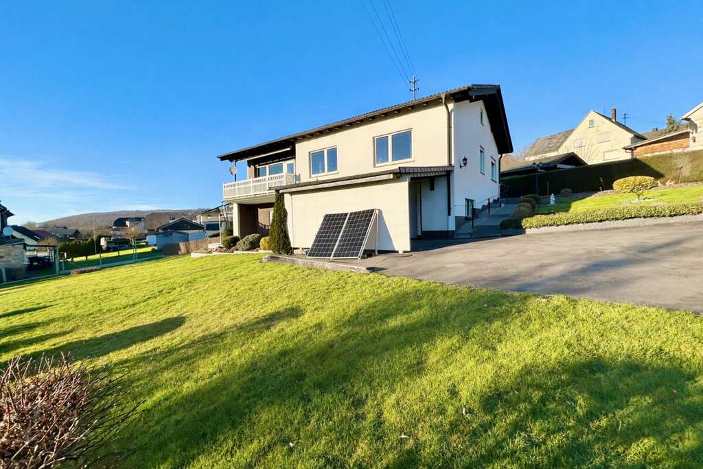 Immobilie in Kausen - **Charmantes Einfamilienhaus mit großzügiger und gepflegter Gartenanlage in Kausen** - Bild 1