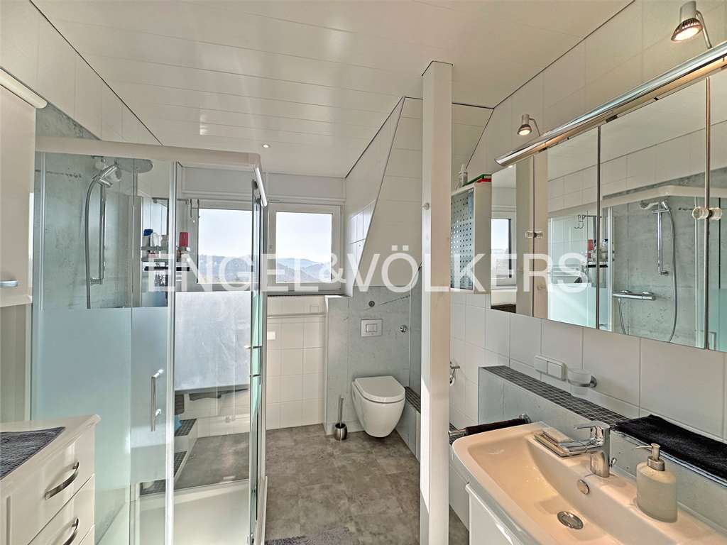 Immobilie in Kadenbach - Modernisiertes Zweifamilienhaus mit Fernblick und PV-Anlage - Bild 4