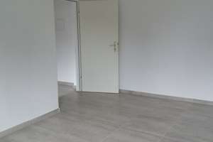 Helle 2-Zimmer-Wohnung mit Küche, gute Verkehrsanbindung und Einkaufsmöglichkeiten