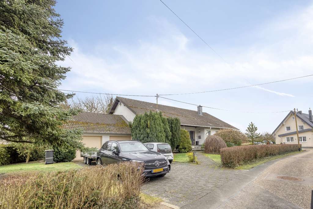 Immobilie in Zülpich - Bungalow mit Doppel-Garage, großes Grundstück in Zülpich-Sinzenich - Bild 1