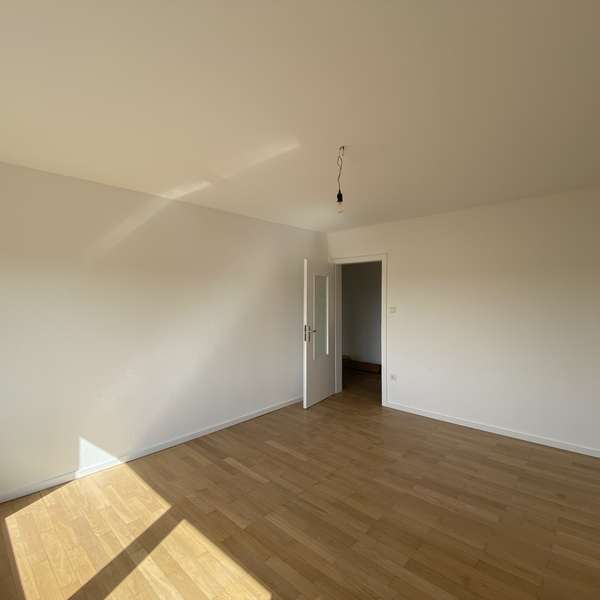 *** frisch renovierte 3-Zimmer-Wohnung - Echtholzparkett - Süd/West Balkon - Naturgarten ***
