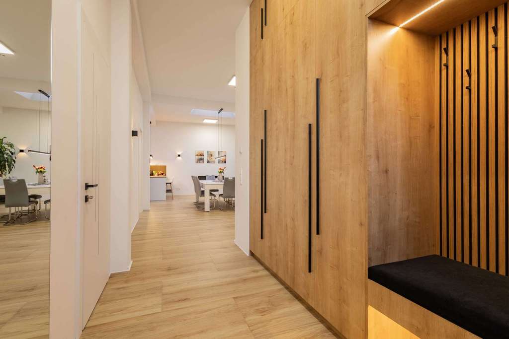 Immobilie in Elzach - Neusaniertes Wohnhaus mit großzügiger Dachterrasse sowie Büro- & Lagerflächen im Zentrum von Elzach - Bild 2