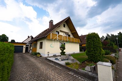 Zweifamilienhaus mit viel Potenzial in ruhiger Lage von Dentlein am Forst