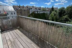 Großzügige und vermietete 2-Zi. mit Laminat, Balkon, EBK und Wanne in zentraler Lage