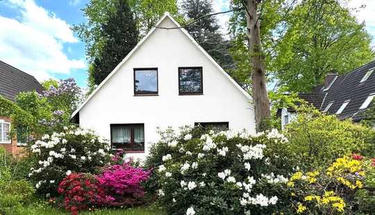 Bild von Familienidylle im Grünen – großes Ein- bis Zweifamilienhaus mit Traumgarten