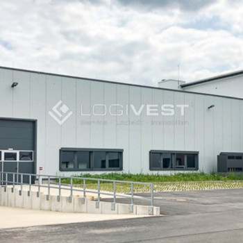 Neuwertige Lagerhalle mit großzügiger Freifläche