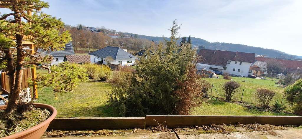 Immobilie in Weitramsdorf - Gemütliche 3-Zimmer Wohnung mit Terrasse, Gartenzugang und Blick über Weitramsdorf - Bild 1