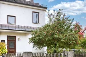 Doppelhaushälfte mit vielen Nutzungsmöglichkeiten, Anbau und zwei Einliegerwohnungen