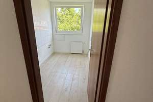 Frisch sanierte 1-Zimmer-DG-Wohnung mit Designerbad & Parkett in Köln-Weidenpesch – Nerusser strasse 50737, 50737 Longerich, Köln – Vorschaubild 9
