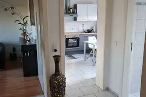 Gepflegte 2-Zimmer, große Küche, Diele, Bad, Keller, kleine Loggia und Gartennutzung