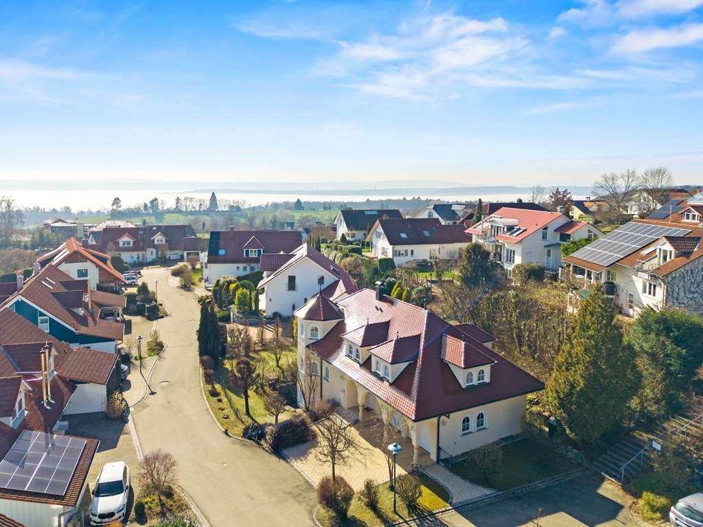 Immobilie in Daisendorf - Exklusiv Wohnen - in ruhiger und sonniger Lage
attraktives Einfamilienhaus mit Seesicht - Bild 2